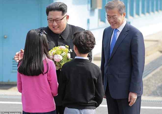 Bé trai và bé gái được chụp ảnh với Chủ tịch Kim Jong-un là ai? - 1