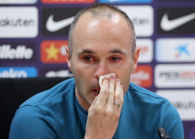 Tin HOT bóng đá tối 27/4: Iniesta khóc trong họp báo chia tay Barca - 1