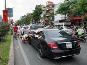 Tin tức trong ngày - 3 ô tô tông nhau, cửa ngõ Tân Sơn Nhất “tê liệt”