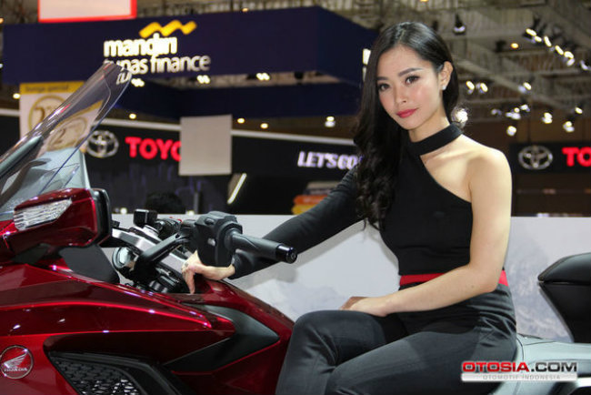 Triển lãm xe quốc tế IIMS 2018 đang diễn ra tại Indonesia quần tụ rất nhiều mẫu mô tô khủng cùng dàn chân dài nóng bỏng.