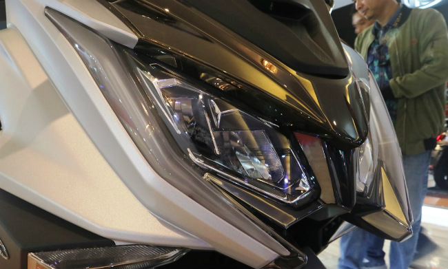 Đèn pha xe hoàn toàn bằng LED với hộc đèn góc cạnh nhìn rất mạnh mẽ, ấn tượng.