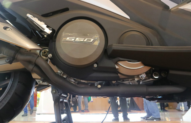 Xe mang động cơ 550cc, làm mát bằng chất lỏng, DOHC, 8 valves, cho công suất tối đa 53 mã lực.