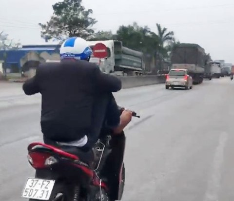 Kết đắng cho nam thanh niên dùng chân điều khiển xe máy trên quốc lộ - 1