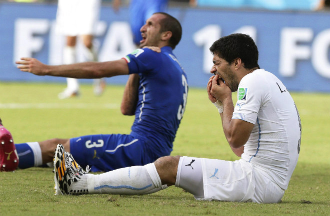 Khoảnh khắc điên rồ World Cup: Suarez “hóa ác quỷ” cắn trộm Chiellini - 2