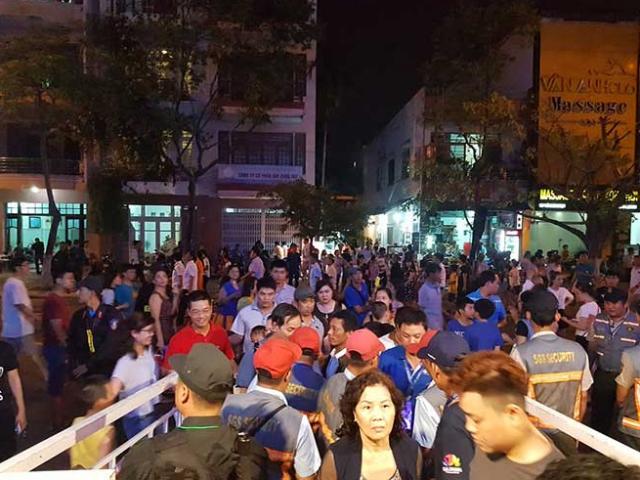 Hàng ngàn người chen kín tìm chỗ đẹp xem Lễ hội pháo hoa Đà Nẵng