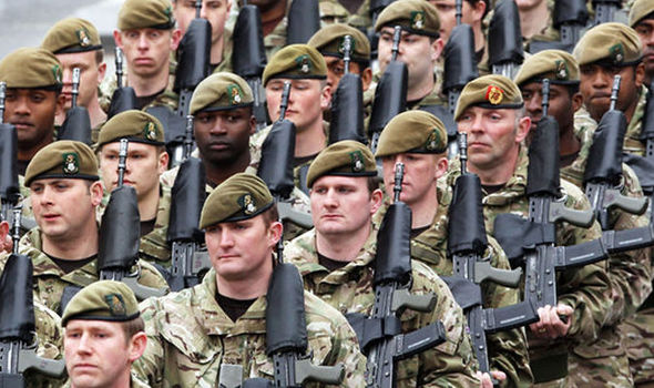 Sốc: Nhiều lính Anh không thể cầm súng vì thể lực quá yếu - 1