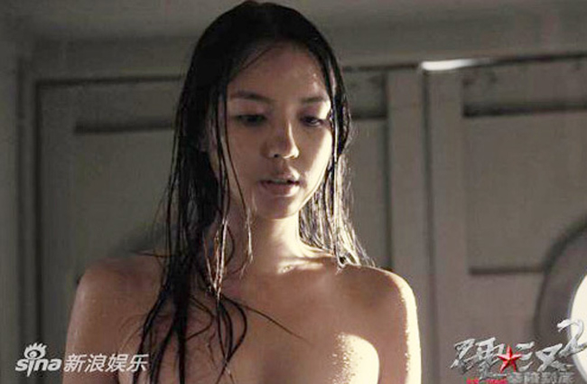Với cảnh tắm này, người đẹp họ Trương nằm trong danh sách người nổi tiếng đóng cảnh nóng để hút khán giả của điện ảnh Hoa ngữ.