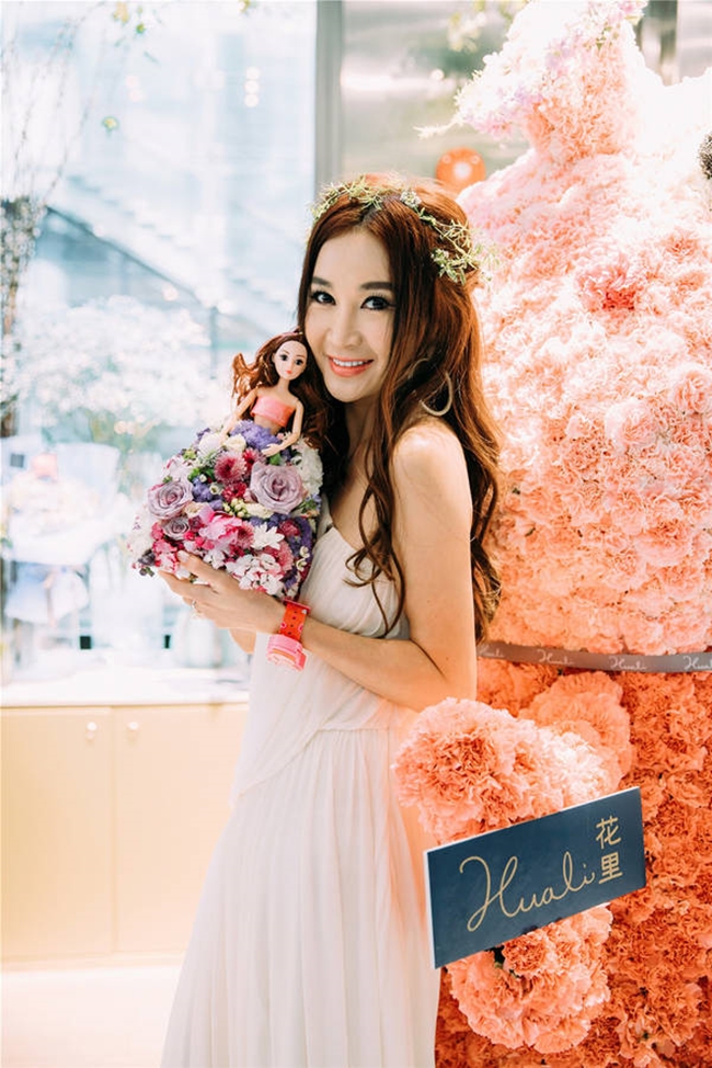 Trong khi fan chưa kịp tìm hiểu về trang trại trồng nho của Ôn Bích Hà, cô đã khai trương thêm cửa hàng hoa tươi tại Thượng Hải. Đây là cửa hàng thứ 20 trong chuỗi cửa tiệm hoa tại Đại lục mà cô mở cùng một số cổ đông khác.