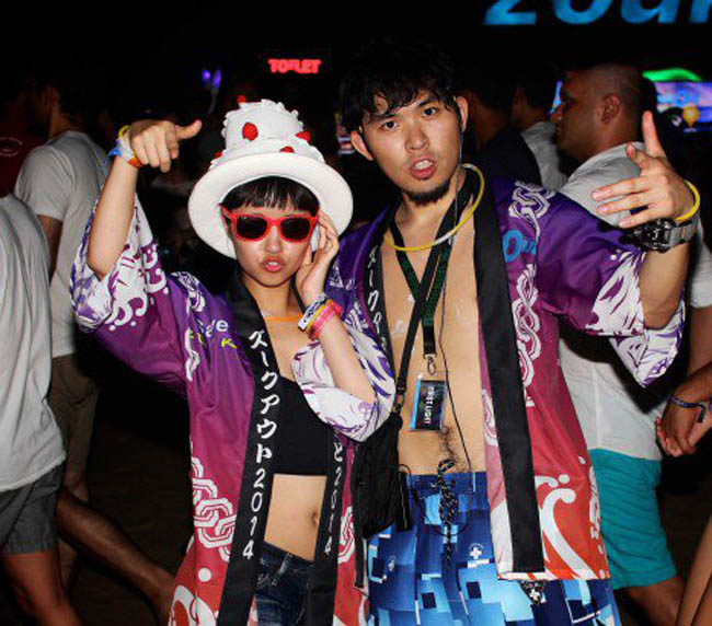 Còn đây là phong cách đi xem lễ hội ca nhạc của các bạn trẻ Nhật Bản. 