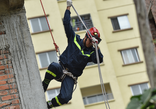 Thót tim với màn chạy bộ dọc tường nhà 5 tầng của lính cứu hoả - 7