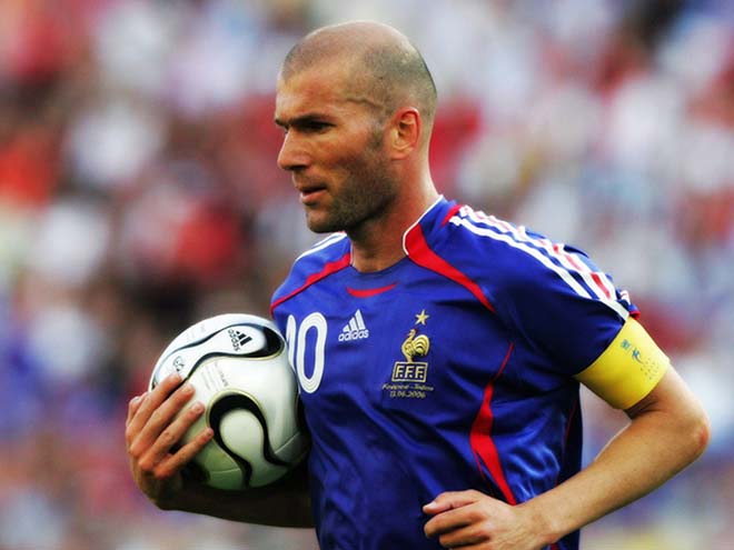Khoảnh khắc điên rồ World Cup: Zidane 34 tuổi &#34;hủy diệt&#34; bộ tứ huyền ảo Brazil - 1