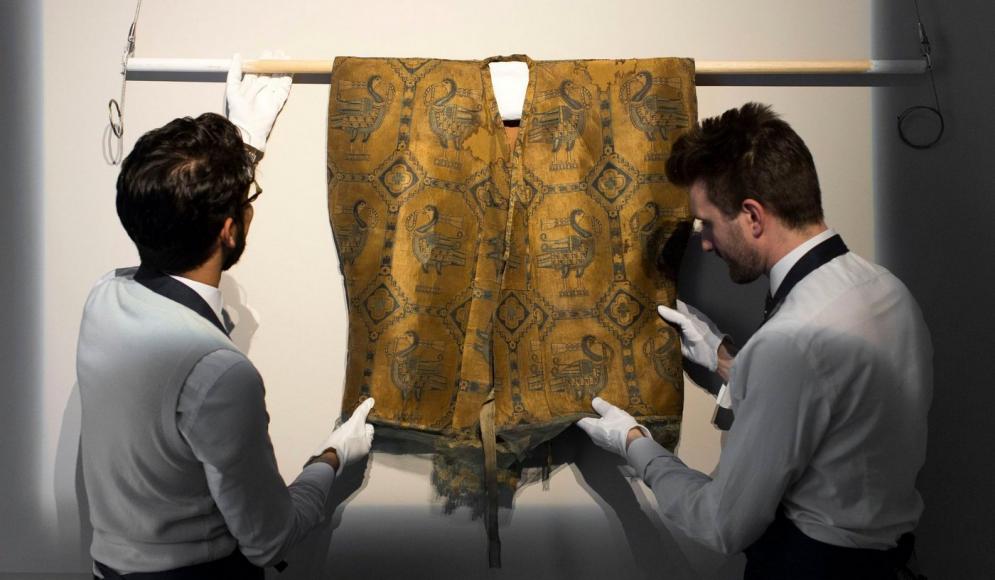 Cận cảnh chiếc áo niên đại 1.000 năm tuổi có giá gần 16 tỷ đồng - 1