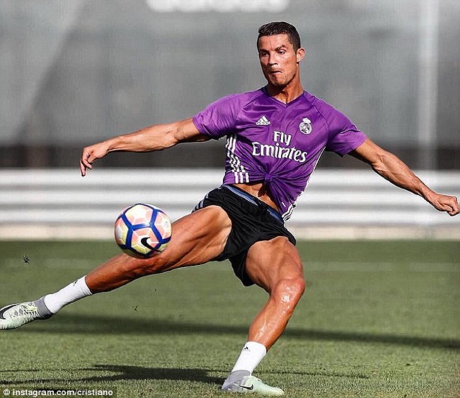 CR7 tập luyện sức bền cho chân bằng đá bóng và tập các bài với máy chuyên dụng như bài căng cơ, kép cáp, tạ chân....