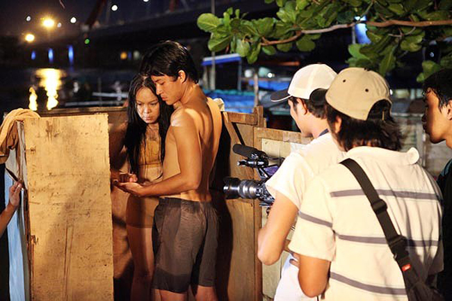 Trên màn ảnh, các cảnh gợi cảm thực tế được diễn xuất rất vất vả trên phim trường. Nữ diễn viên Việt Hương khi đóng một cảnh nóng trong phim điện ảnh phải sử dụng tới đồ màu da để đánh lừa mắt nhìn khán giả.