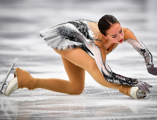 Trang phục của các vận động viên trượt băng thường rất ngắn. Ví dụ như đây là mẫu đồ diễn của Alina Zagitova.