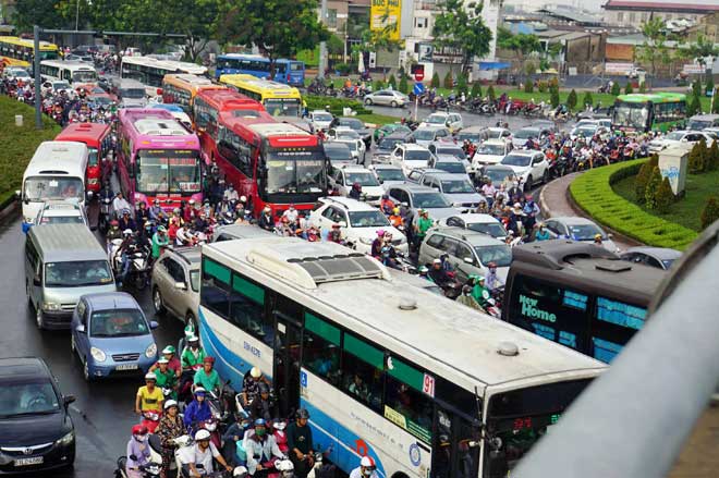 Đi làm sau nghỉ lễ, người Sài Gòn &#34;đứng hình&#34; khi gặp kẹt xe khủng khiếp - 2