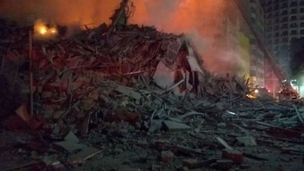 Khoảnh khắc biển lửa kéo đổ sập tòa nhà 26 tầng ở Brazil - 1