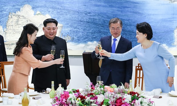 Tại sao ông Kim Jong-un không hút thuốc khi gặp tổng thống Hàn Quốc? - 1