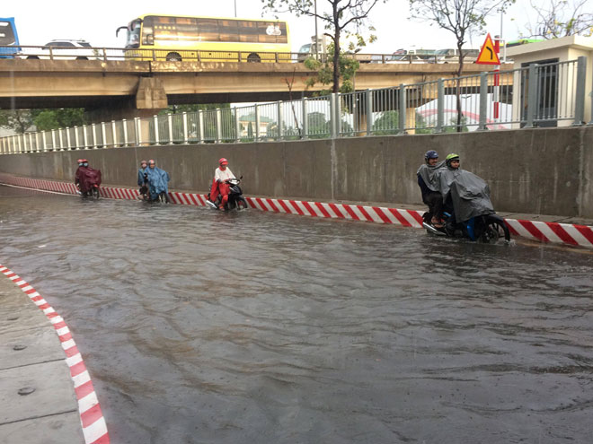 TPHCM: Tại “ông trời thử nghiệm”, hầm chui vừa thông xe 10 ngày đã thành “sông” - 3