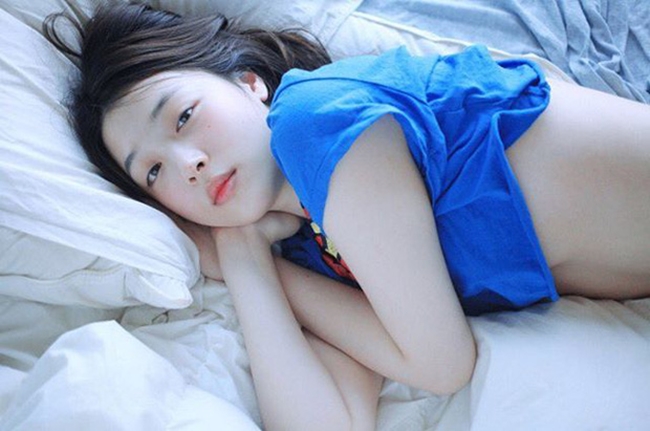 Ngoài Thư Kỳ, bộ ảnh của Chi Pu cũng được so sánh với "gái hư" Sulli của Hàn Quốc.
