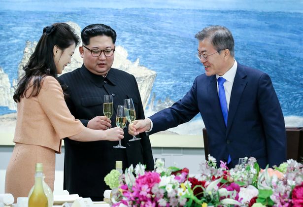 Động tác đột ngột của Kim Jong-un khi thấy vợ bước tới - 2