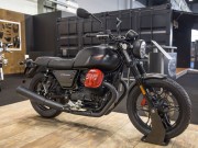 Thế giới xe - 2018 Moto Guzzi V7 III Carbon Dark: Hồi sinh một huyền thoại