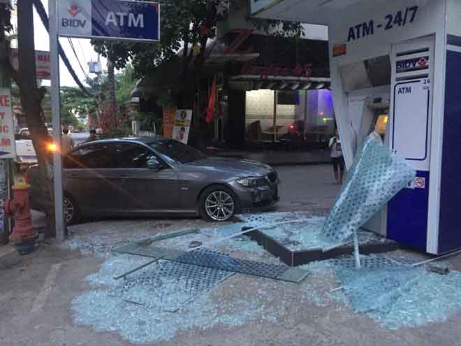 Trụ ATM ở Sài Gòn bể nát sau tiếng động lớn trong đêm - 1