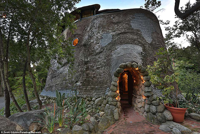 Nằm tại Mission Canyon, Santa Barbara, California, Mỹ, nhà nghỉ nổi tiếng với tên gọi “ngôi nhà cá voi” được thiết kế bởi kiến trúc sư Michael Carmichael và mất ba năm để xây dựng.