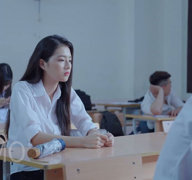Đảm nhận vai nữ chính trong một phim ngắn quảng cáo sản phẩm hôi nách có tên "Mất cả thanh xuân vì hôi nách", Bích Ngọc (sinh viên trường Đại học Ngoại thương, Hà Nội) bất ngờ nổi như cồn trên mạng xã hội. 