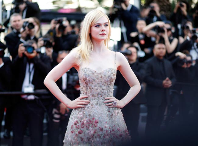 Để có được vóc dáng mảnh mai, Elle Fanning thường tập ballet và đấm bốc.