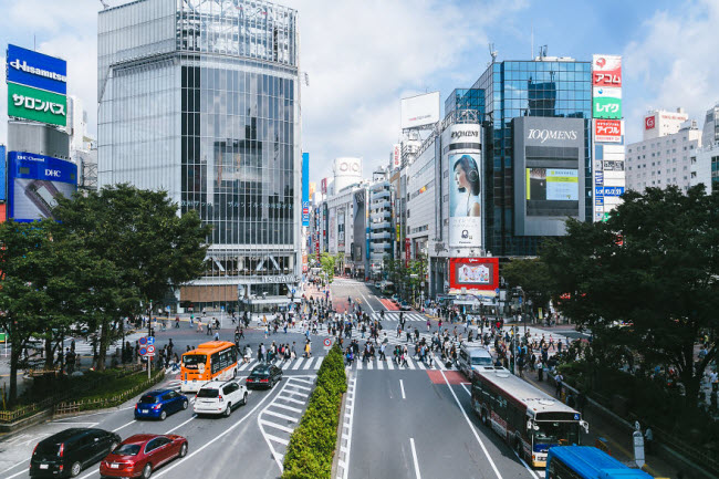 Lối qua đường dành cho người đi bộ ở khu thương mại Shibuya, Tokyo.