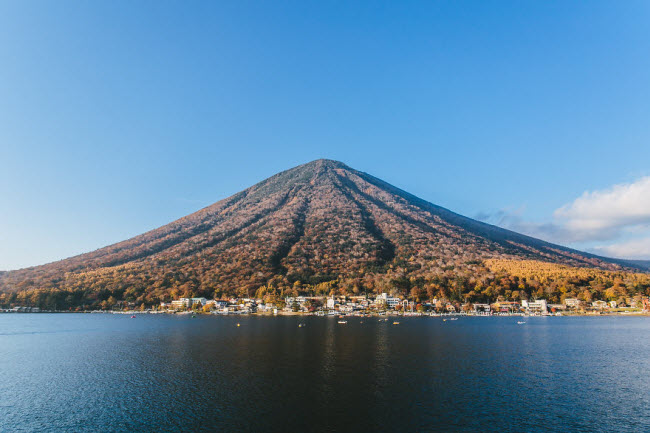 Núi Nantai và hồ Chuzenjiko ở thành phố Nikko.