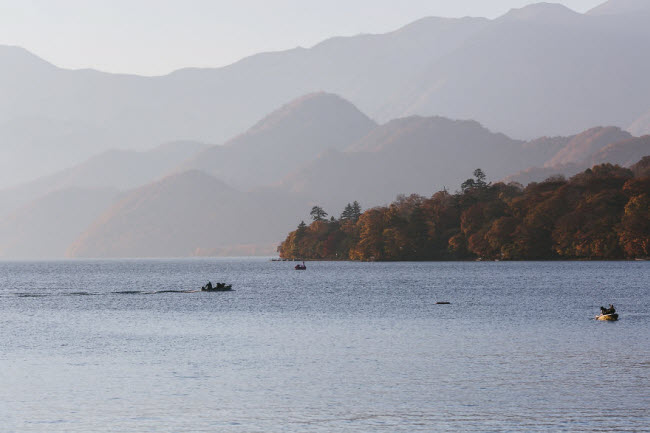 Khung cảnh thanh bình tại hồ Chuzenjiko.