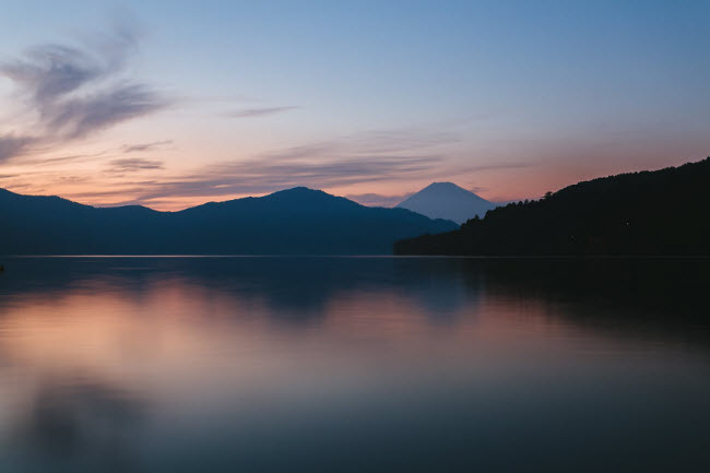 Khung cảnh hoàng hôn trên hồ Ashinoko