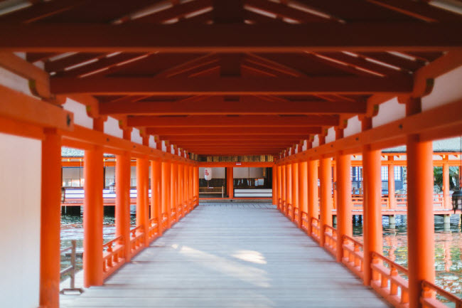 Ngôi đền Itsukushima trên đảo Miyajima.