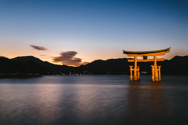 Chiêm ngưỡng cổng nổi Torii từ đền Itsukushima.
