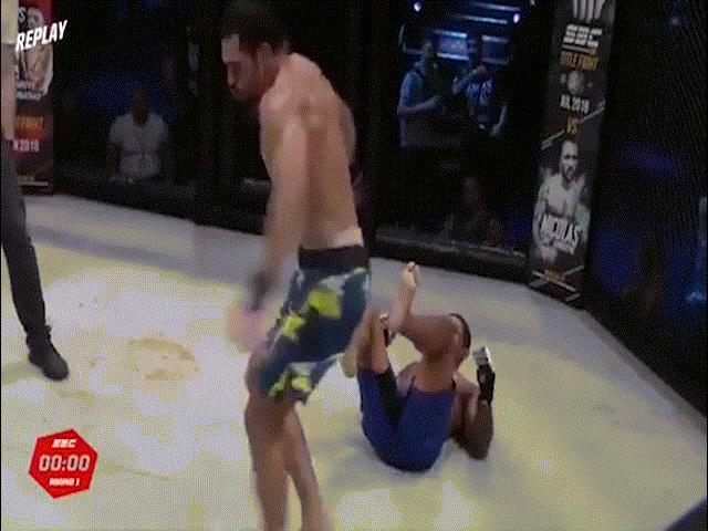 MMA: Nhà vô địch thế giới ra đòn thâm độc, thắng chẳng vinh quang