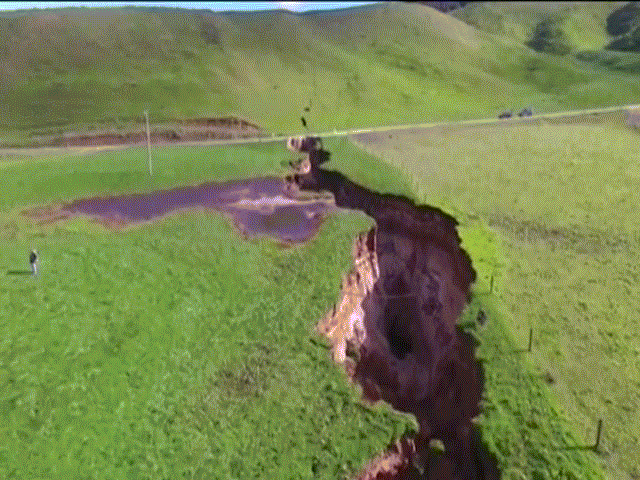 New Zealand: Đất nứt hố tử thần cực lớn, chứa thứ 6 vạn năm trước