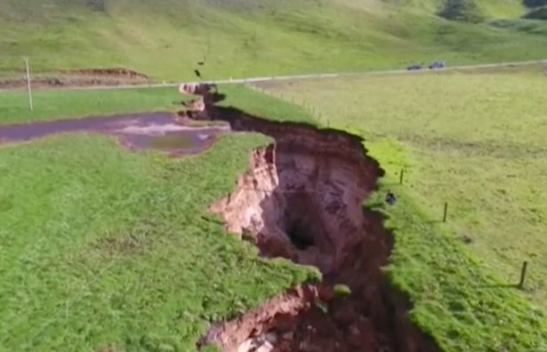 New Zealand: Đất nứt hố tử thần cực lớn, chứa thứ 6 vạn năm trước - 1