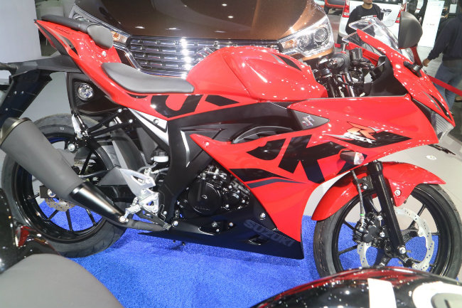 Còn đây là phiên bản màu đỏ của 2018 Suzuki GSX R150.