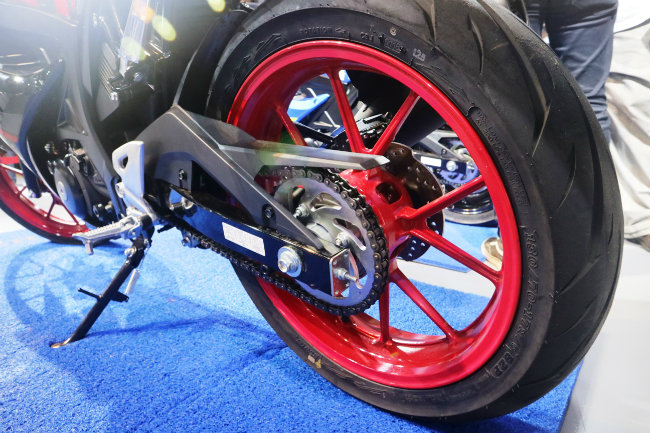 Cận cảnh vành bánh sau cỡ lớn của Suzuki GSX R150 bản đen titan.