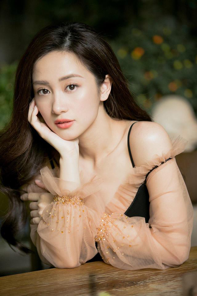 Jun Vũ (tên thật là Vũ Phương Anh) được biết đến với hình tượng ngọt ngào, trong sáng. Cô nàng được ví như nàng thơ của showbiz Việt. 