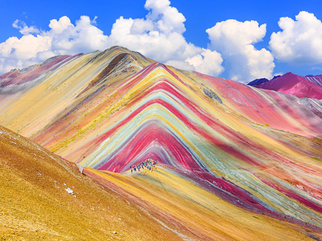 Núi Vinicunca ở Peru: Còn được gọi là Núi Cầu Vồng sở hữu vẻ đẹp kỳ lạ hiếm có trên thế giới với màu sắc vô cùng rực rỡ. Màu sắc của ngọn núi hoàn toàn là tự nhiên và đến từ các mỏ khoáng sản.