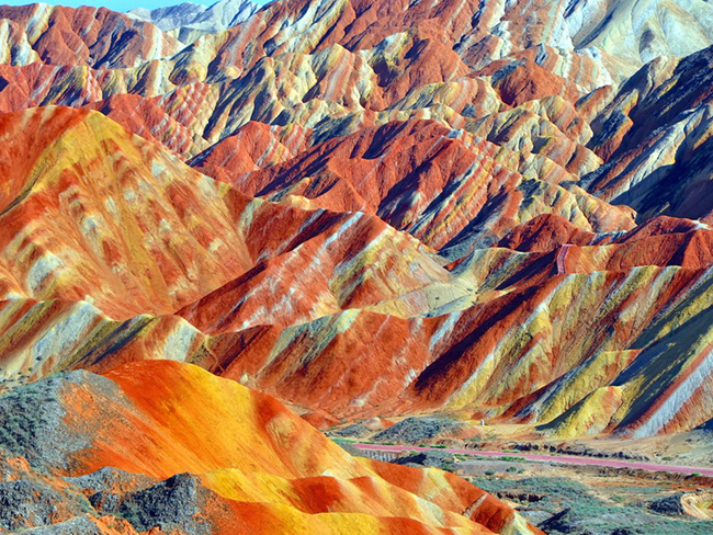 Zhangye Danxia, Cam Túc, Trung Quốc: Những dãy núi sọc đầy màu sắc được tạo thành từ các lớp khoáng chất và đá này đã trở thành Di sản Thế giới được UNESCO công nhận.