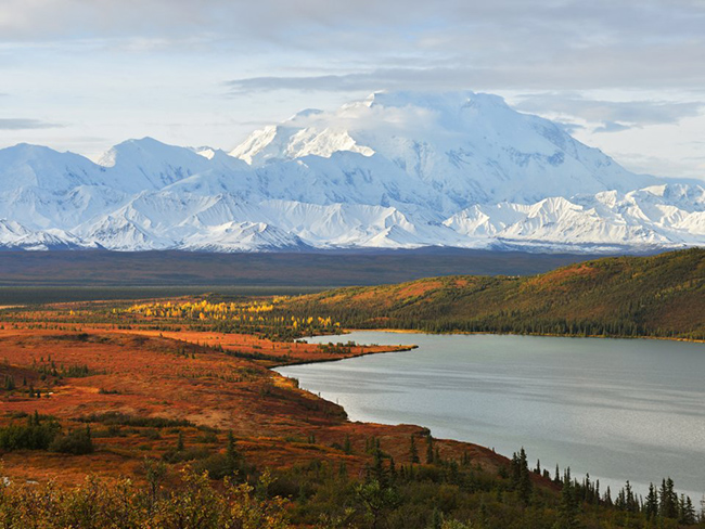 Denali, Alaska: Ở độ cao 6000m, Denali là ngọn núi cao nhất Bắc Mỹ. Đây cũng là một phần của dãy núi Alaskan và nằm trong Vườn Quốc gia Denali và Khu bảo tồn có diện tích 2,6 triệu ha.