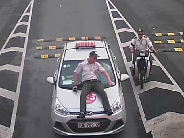 Taxi đâm trực diện, hất nhân viên an ninh sân bay lên nắp capo