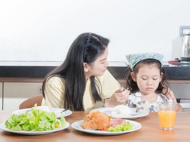 Chuyên gia dinh dưỡng “kể tội bố mẹ” khiến trẻ lười ăn