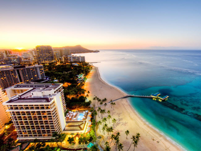Waikiki Beach, Hawaii: Bãi biển hình trăng lưỡi liềm từ lâu là một trong những địa điểm nghỉ dưỡng nổi tiếng nhất nước Mỹ. Du khách có thể chiêm ngưỡng Đỉnh Kim Cương trong khi thưởng thức cocktail hay học lướt ván.