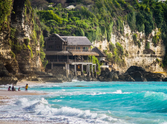 Dreamland Beach, Indonesia: Những người thích lướt ván đổ xô tới bãi biển Dreamland trên quần đảo Bukit để tận hưởng sóng biển lý tưởng ở đây. Bãi biển giống như thiên đường hẻo lánh thực sự.