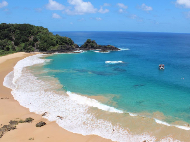 Baía do Sancho, Brazil: Mặc dù được tạp chí TripAdvisor bình chọn là bãi biển đẹp nhất thế giới, nhưng Baía do Sancho tương đối hẻo lánh và hoang sơ. Du khách có thể tới đây bằng thuyền nhỏ hay cầu thang cao chạy dọc vách núi dựng đứng.